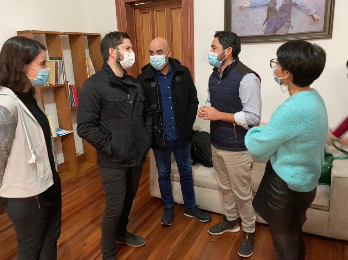 ComunesCL's tweet photo. 🔴Nuestro gobernador electo de #Tarapacá @JMCarvajalG, nuestra ex candidata a gobernadora #RM @karina_ol, y el candidato presidencial de @elfrente_amplio @gabrielboric se reunieorn esta mañana para coordinar un trabajo programático en materia de #descentralización https://t.co/tsK4XPrg5k
