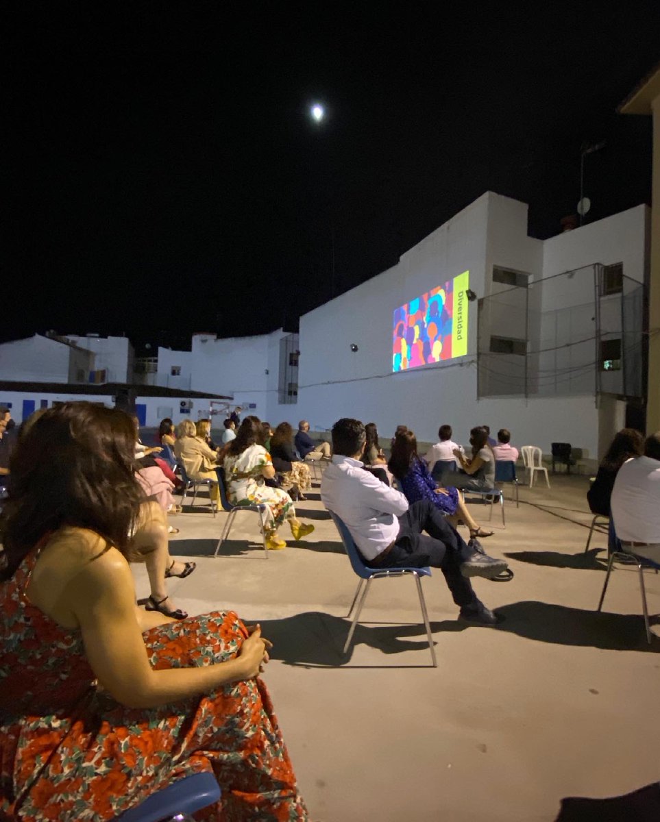 trinitariosCO's tweet photo. ¡Yᥲ! 💓 @centrosFEST 
Emotiva despedida a nuestros alumnos de 4ºESO  #graduación 
Agradecimiento porque siempre han sabido reaccionar ante la adversidad con responsabilidad, solidaridad, generando ideas nuevas, creando y conectando con otros modos de aprender. Os queremos ❤️💙 https://t.co/fN1p0ziEsI