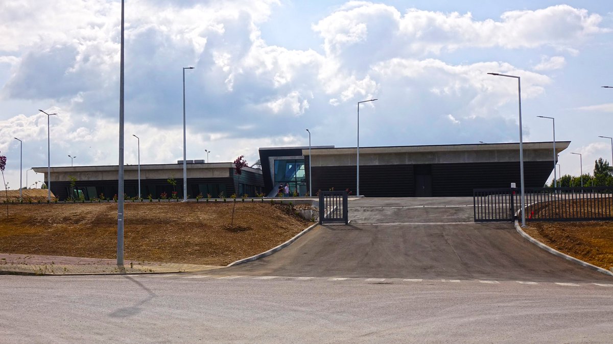 muncoimbra's tweet photo. Estão em construção no #Coimbra #iParque importantes investimentos, designadamente a nova fábrica da #Olympus e o novo centro corporativo da #Sanfil Medicina. https://t.co/1ANAIU6zax