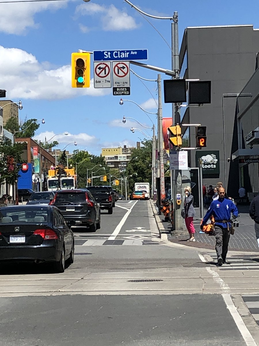 mszego's tweet image. 1st chance to use Yonge St. bike lanes south of Davisville. What an amazing transformation of the streetscape and it&apos;s only just begun! The future of Yonge St. is looking bright. Thanks to @TO_Transport @cityoftoronto for making Yonge for people. @CycleToronto @Walk_TO #activeTO