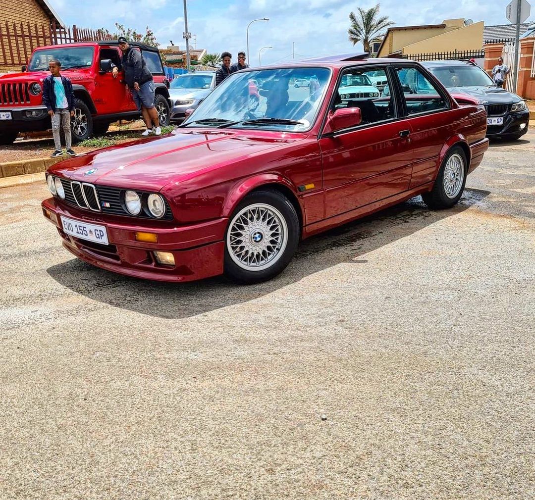 #VrrphaaTuesday #Gomora Gusheshe a beast...Isandla Se mfene Banana Dashboard...BMW Executive Manual 2.7 litre...325is Evolution 4...Shadowline Trim Multivalve