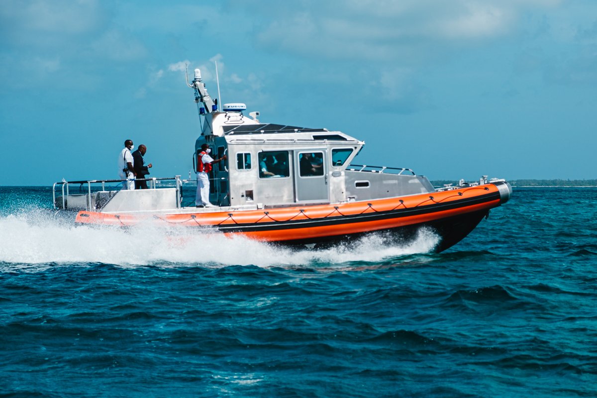 USEmbassyNassau's tweet image. Thanks to @USNorthernCmd, today the US donated 3 SAFE boats + comms &amp;amp; biometric equipment to @TheRBDF. Proud to partner with #TheBahamas &amp;amp; help keep these beautiful waters safe. Thanks, Minister of Ntnl. Security Dames and Commodore King for Receiving us! bs.usembassy.gov/u-s-helps-keep…