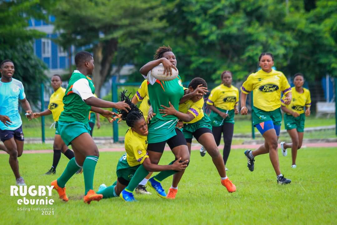 CIVrugby's tweet photo. Match exhibition de la sélection féminine Ivoirienne avant la finale du championnat #R15 . La petite révolution autour du #rugbyféminin en Côte d'Ivoire se poursuit 😍😍🇨🇮🏉

 #rugbywomen #joie #sourire #plaisir #passion #passionnées #cotedivoire #offloads https://t.co/6TMlZ4w1jD