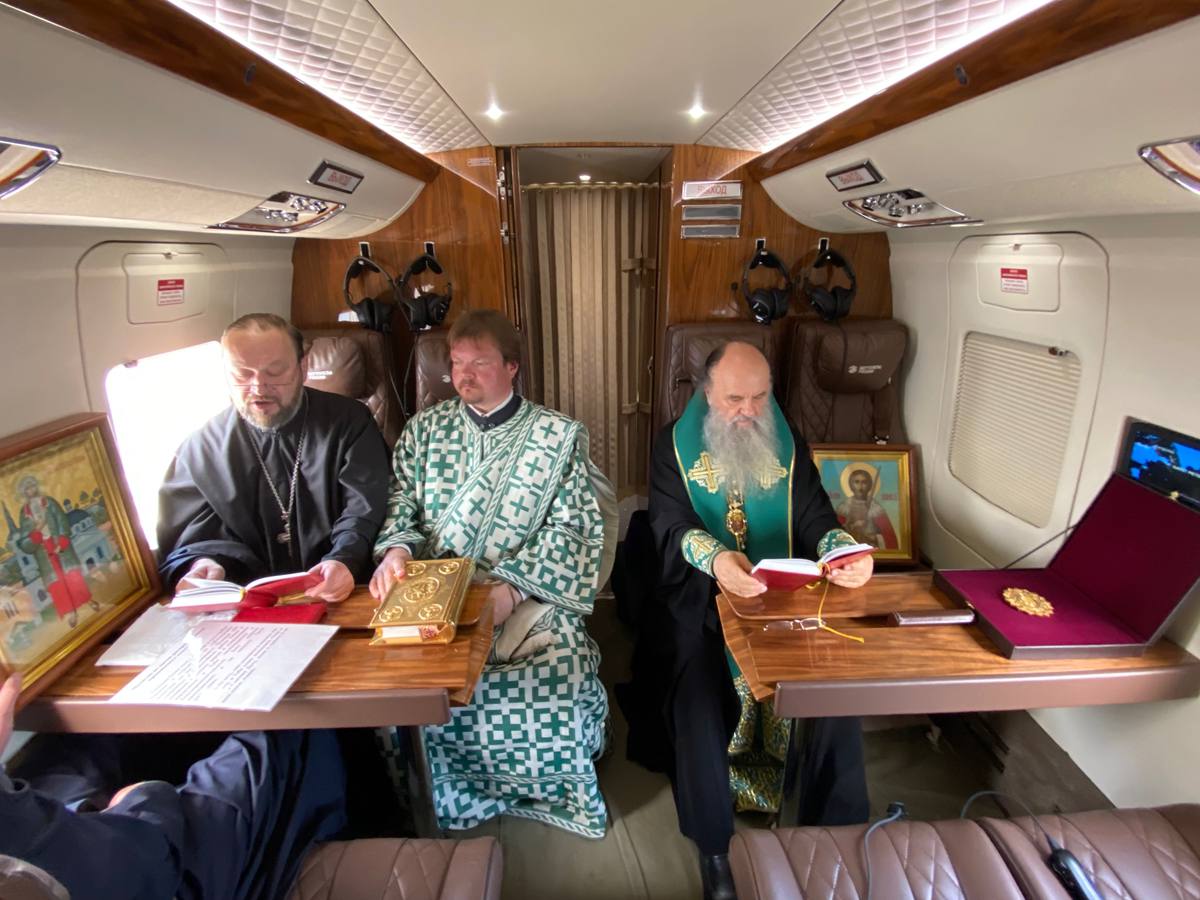 Митрополит Варсонофий облетел Петербург на вертолёте и помолился об избавлении горожан от пандемии. Он также осенил город иконами Спасителя три раза.

С Божьей помощью, как говорится.