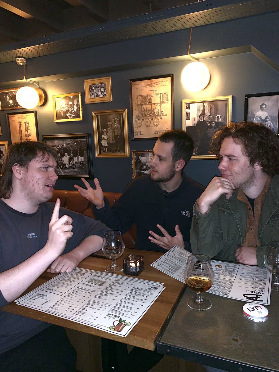 Fannarnetti's tweet photo. grísirnir 3 að ræða næstu frétt um @SiffiG og @tommisteindors https://t.co/ZQPaQ91uE7