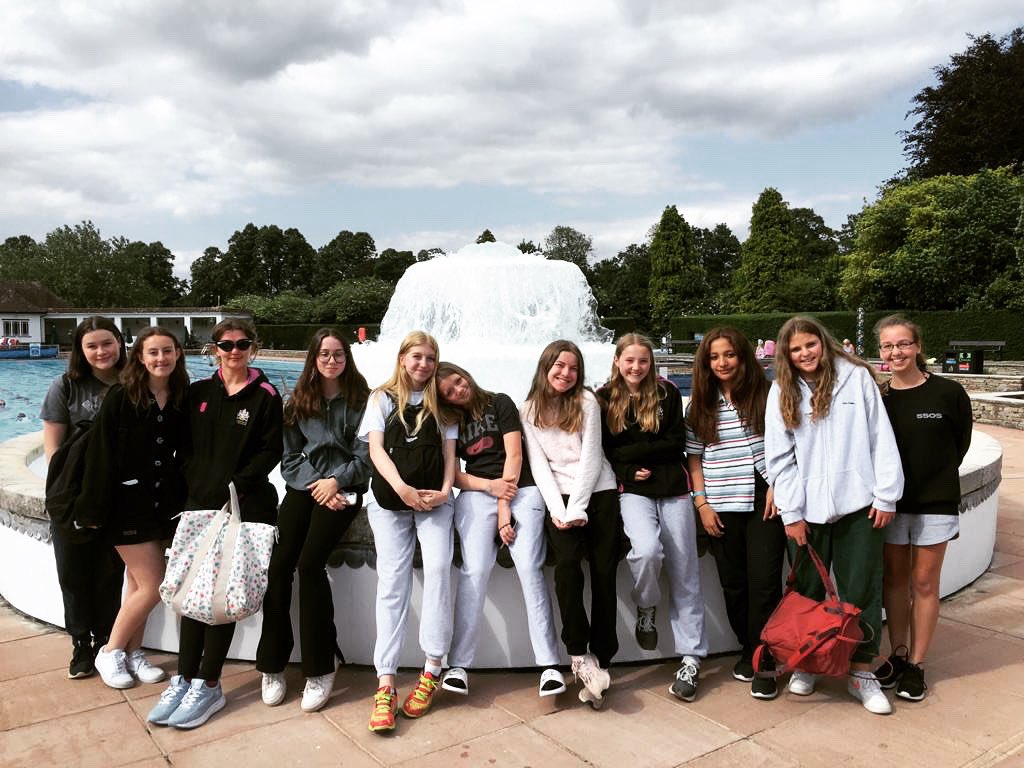 QueensHouseCC's tweet photo. It’s Lido time for our third form 🏊🏻‍♀️ spot the keeno with goggles on 🤣 thank you to Mrs LH and Miss H for a lovely evening out https://t.co/zc7HbbUCkJ