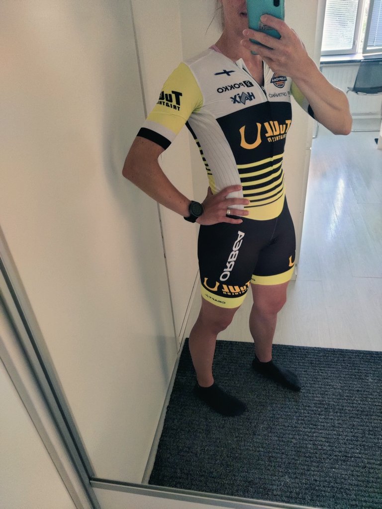 MariaKosunen's tweet photo. Tänään pääsi uusi kisa-asu testiin ✌️ Vielä kolmelta olin menossa illaksi ohjaamaan spinningiä, kun sopivasti kollega ilmoittikin pääsevänsä tuuraamaan. Elämäni nopein kisavalmistautuminen - ja oli muuten kiva painaa täysillä! #turku #kakskerta #triathlon #treenikisa #huhhellettä https://t.co/SnBkcGxmjC