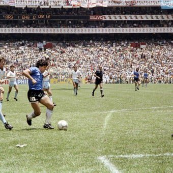 wma_willymuller's tweet photo. Hace hoy 35 años. Lo viví desde una tv Gounding en blanco y negro en Barcelona: El Mejor Gol en la Historia: https://t.co/JE7Zsdnsr7 vía @YouTube https://t.co/Hvl5W6se2f