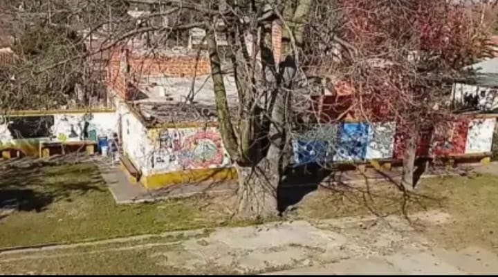 LadyAMA01091892's tweet photo. 50 personas de nacionalidad Paraguaya usurparon una escuela en Paso del Rey MORENO y subdividieron algunas aulas en dormitorios,el director de la escuela dijo que eran muy violentos "Escuela Parroquial nuestra Señora Perpetuo Socorro".esto es un delito gravisimo .nadie hace nada? https://t.co/M3eaJ498UC