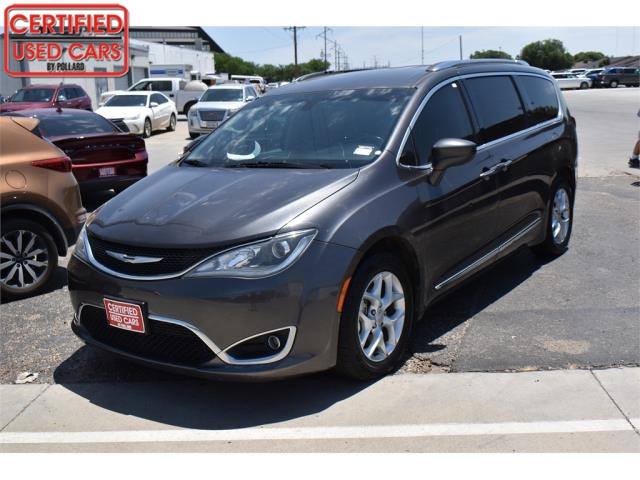 certifiedused's tweet photo. Our #2017ChryslerPacifica has Stow 'n Go Seats, ParkView backup camera, Alpine Audio, integrated voice command, Bluetooth, &amp; a Uconnect Theater w/ a dual-screen Blu-Ray/DVD system compatible w/ smartphones, tablets, laptops, &amp; gaming devices📲👾. 

See➡️: https://t.co/NtlPlVUc0N https://t.co/S0RRoG2GLR