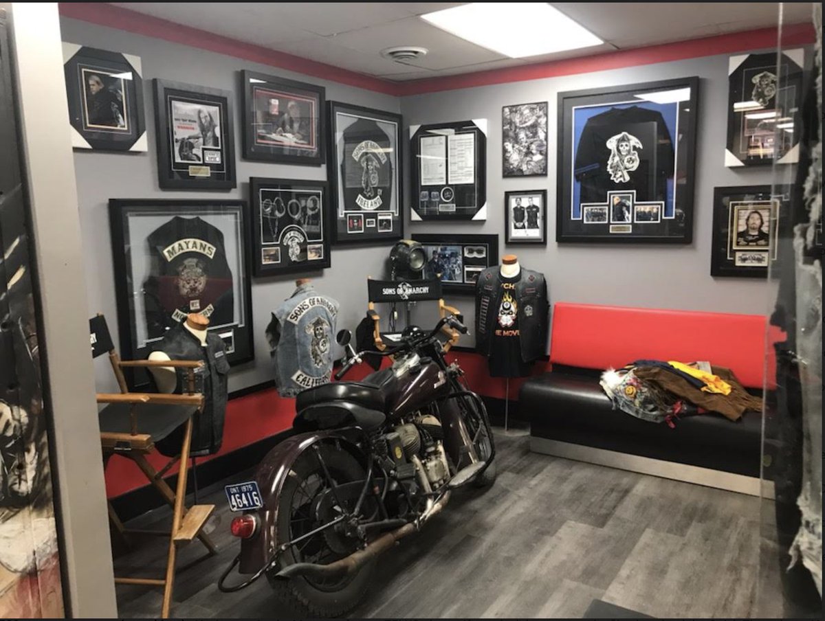 Mikescycles's tweet photo. I finally opened my cafe in Niagara Falls called Crazy Macaws. I have a section dedicated to Sons of Anarchy. I just need Kim and the boys to come for a visit. @KimFCoates @EmilioRivera48 https://t.co/bZFCTYR2Rn