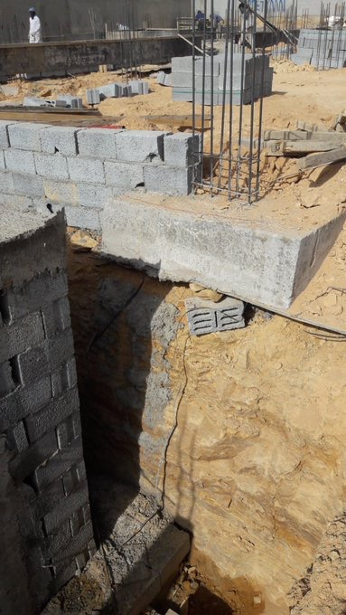 ssrrr22's tweet image. اثناء حفر الخزان قد تتوسع الحفرة الى اسفل القواعد الامامية للمبنى او تسبب خلخلة للارض تحت هذه القواعد، ومستقبلا تهبط هذه القواعد وتتصدع الجدران
اذا مقاول الحفر وسع حفرة الخزان بالخطأ فاستشر المهندس المشرف عن افضل طريقة لعلاج الوضع لديك قبل صب طبقة النظافة تحت القواعد
الصورة مؤلمة