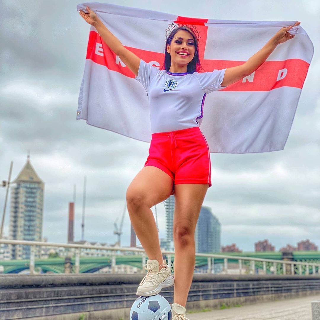 wisdomskillmag's tweet photo. @missenglandnews COME ON @england 🏴󠁧󠁢󠁥󠁮󠁧󠁿
NHS Dr @bhashamukherjee the reigning Miss England is supporting you in tonight's match against Czech Republic! 
Photo by @sharazaliofficial
#england #missengland #nhs #doctor #model #missworldengland #missworld #englandvczechrepublic #euro2020 https://t.co/3Tu5VXXe9P