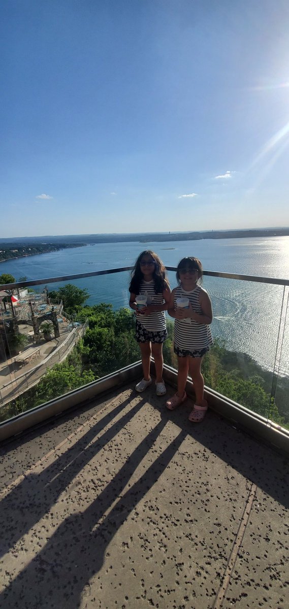 enuno82's tweet photo. Lunch at The Oasis on Lake Travis🏞 Sunglasses Selfie 🕶🤳  #WHESummerSelfieBingo @HumbleISD_WHE @GradeWhe https://t.co/tsY3elJS9d