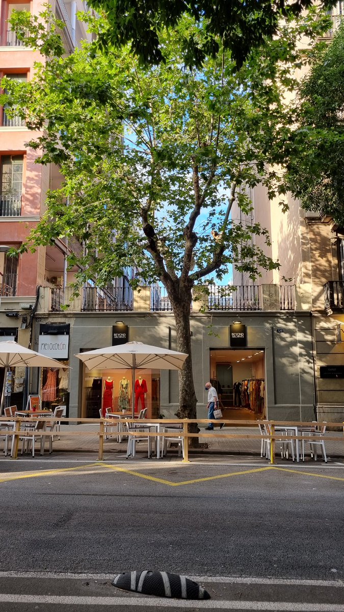 Manelrms's tweet photo. Avui, com a premi del #enROIGits, he fet una ruta cultural per Barcelona sobre Montserrat Roig, allà on va viure, allà on es va inspirar, allà on va escriure...
Increíble que passin tan desapercebuts llocs així. https://t.co/1lzTNARJXl