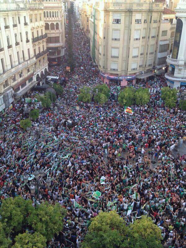 Cordoba_spain's tweet photo. 💚 Siete años de aquel día en el que se tocó el cielo en las Tendillas...

#CórdobaCF #CórdobaEsp https://t.co/5cOLFzE4Tf