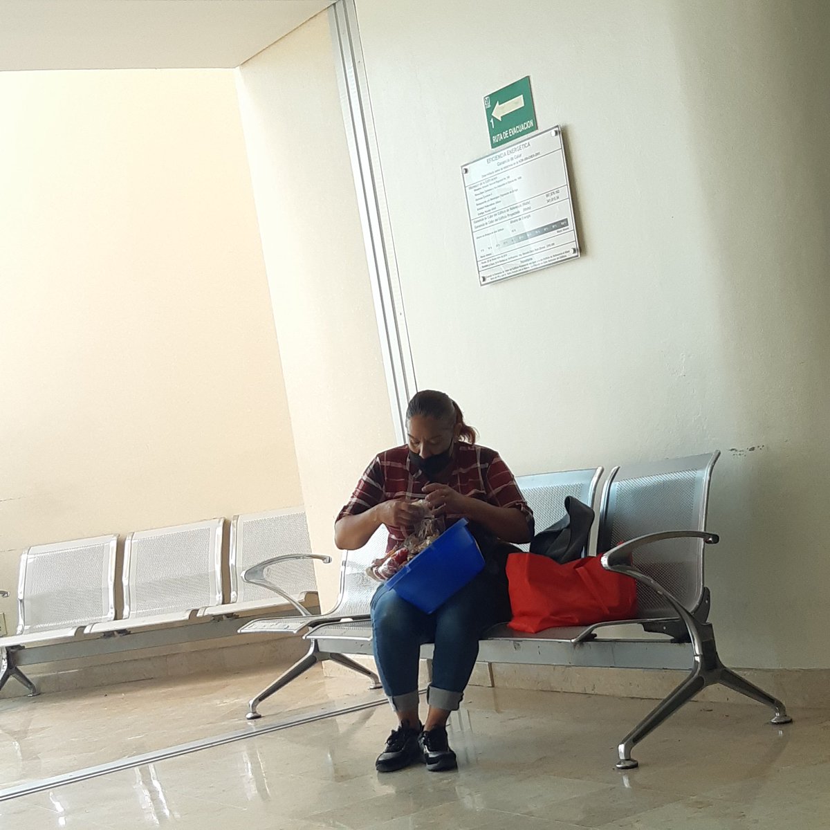 Serv_RIOSSA's tweet photo. #IMSS  si que se cuelan las ventas de dulces. 
#tlajomulcoclinica180 persona se le ve en la segunda planta vendiendo golosinas. Su seguridad está para en nabo
#Seguridad https://t.co/Yzf8a5n0GS