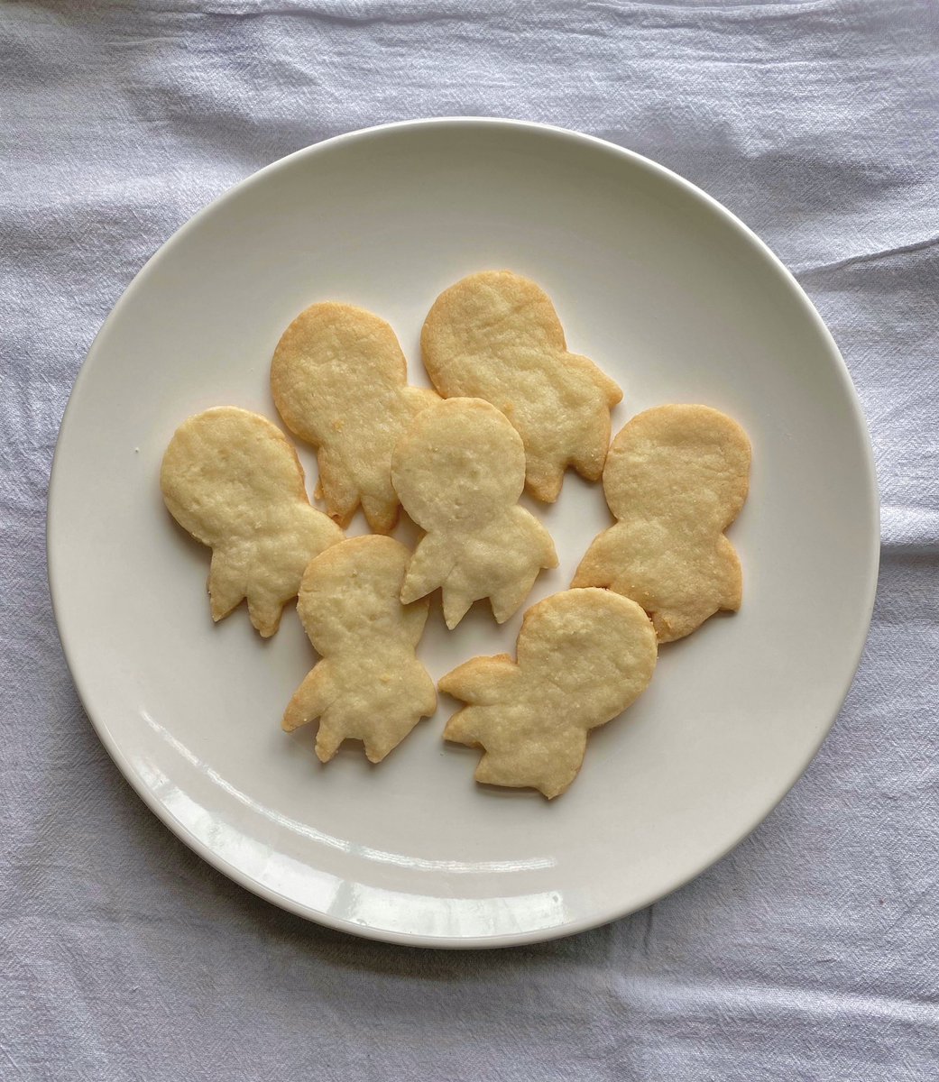 joonsjinn's tweet image. “bring out the fancy cookies we have guests coming over”