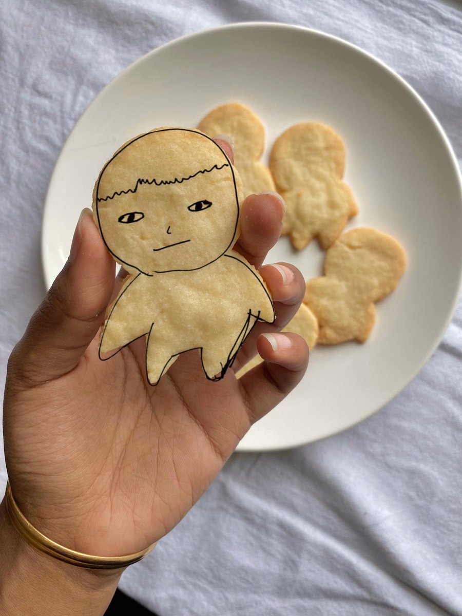 joonsjinn's tweet image. “bring out the fancy cookies we have guests coming over”