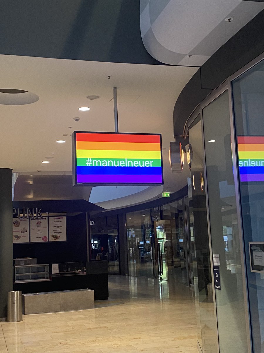 Vorhin in der Rhein Galerie (Einkaufszentrum) in Ludwigshafen gesehen. Deutschland setzt ein Zeichen und ich bin unglaublich stolz 🌈 #GERHUN #MuenchenMachEsTrotzdem #pride