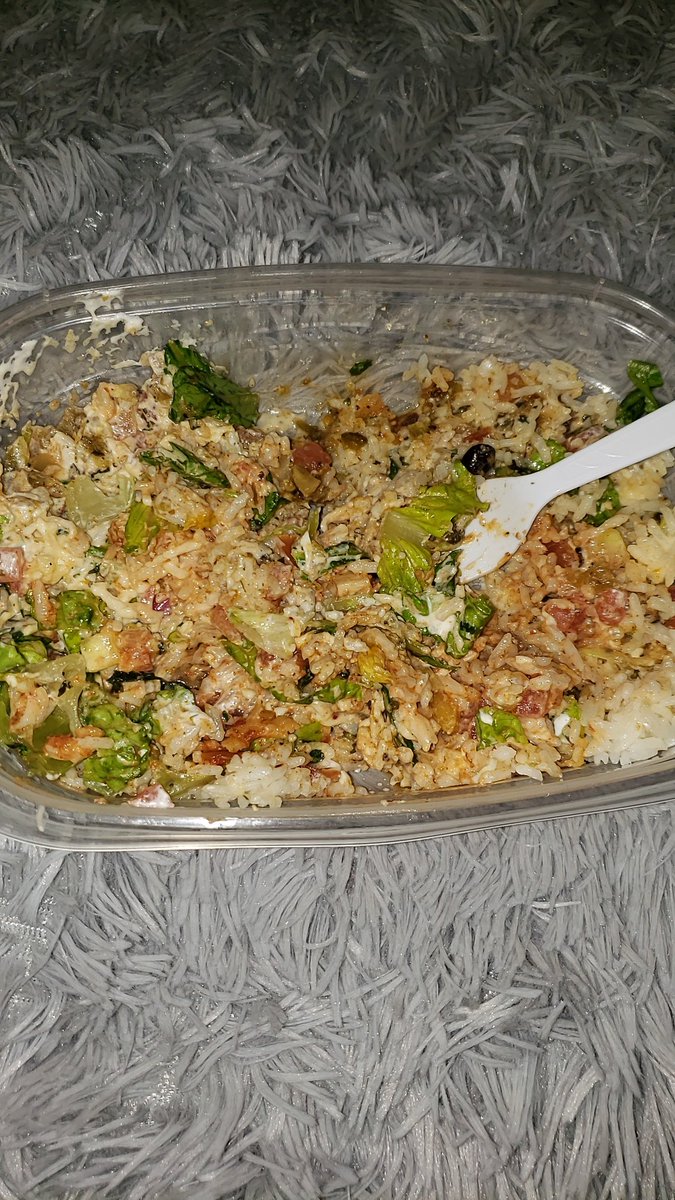 Shonjohn1974's tweet photo. Ok @ChipotleTweets how can u b ok with charging an extra $4.50 for extra meat &amp; $2.49 for queso &amp; all I'm finding is lettuce, rice, beans (that I specifically said no to) &amp; salsa. My family's order was wrong &amp; no chips 🤦🏾‍♀️, I hate to say it but @tacobell I'll be back 🤷🏾‍♀️🤷🏾‍♀️ https://t.co/2NnZE78IV5