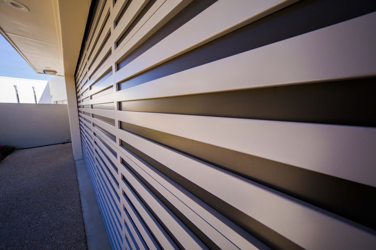 SteelLineGroup's tweet photo. Ocean views and a point of difference to your front façade 🏡
Horizontal Slatted Sectional Aluminium Garage Door. Whilst still providing 10% – 40% of ventilation this model is also able to provide a sleek modern look to your house that we absolutely love! https://t.co/0eKi7370ck