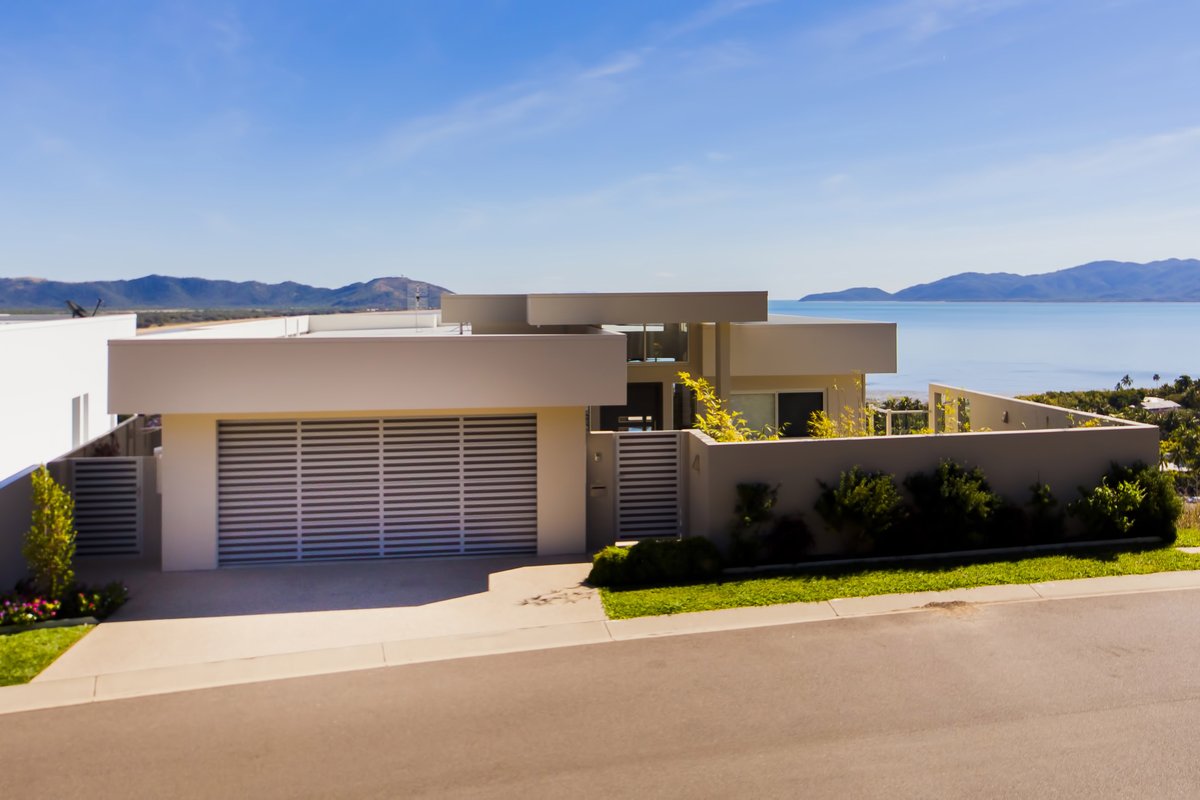 SteelLineGroup's tweet photo. Ocean views and a point of difference to your front façade 🏡
Horizontal Slatted Sectional Aluminium Garage Door. Whilst still providing 10% – 40% of ventilation this model is also able to provide a sleek modern look to your house that we absolutely love! https://t.co/0eKi7370ck