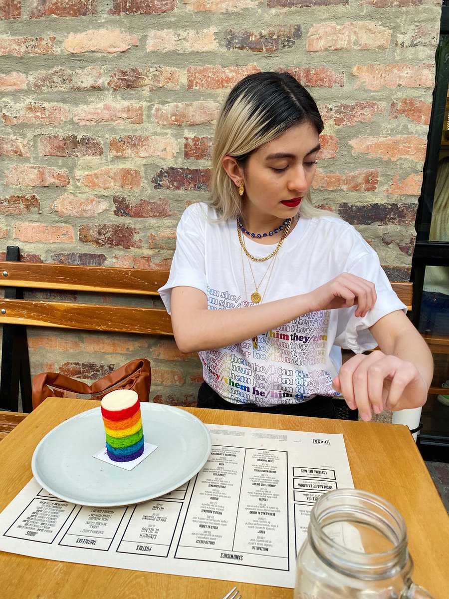 WonderMafe's tweet photo. it’s rainbow season feat. torta arcoíris & @Levis_Co 🌈 #LevisPride #LiveInLevis https://t.co/HSU3BOEcnH