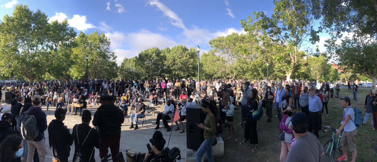 Huge turnout at the #LakeMerritt Vigil for Peace