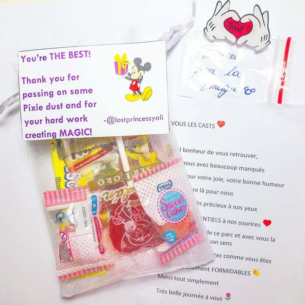 PhotographEars's tweet photo. 🤗 Déjà 1 semaine de travail, et plein de petits cadeaux ✨ Already 1 week of work, and lots of little gifts 🎁
—
#disneycastlife #buzzmember #castmemberlife #castmember #dlpcastmember #disneyland #disneylandparis #disneyparks #photopassphotographer #p… https://t.co/mGcd4YSzF2 https://t.co/8LHz3M7nrX