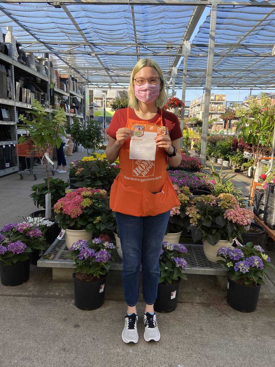 Excited to present this Homer Award to Head Cashier Jesse for helping drive Credit on the front end. 16 Apps on a Monday is amazing!! Nice job Jesse!