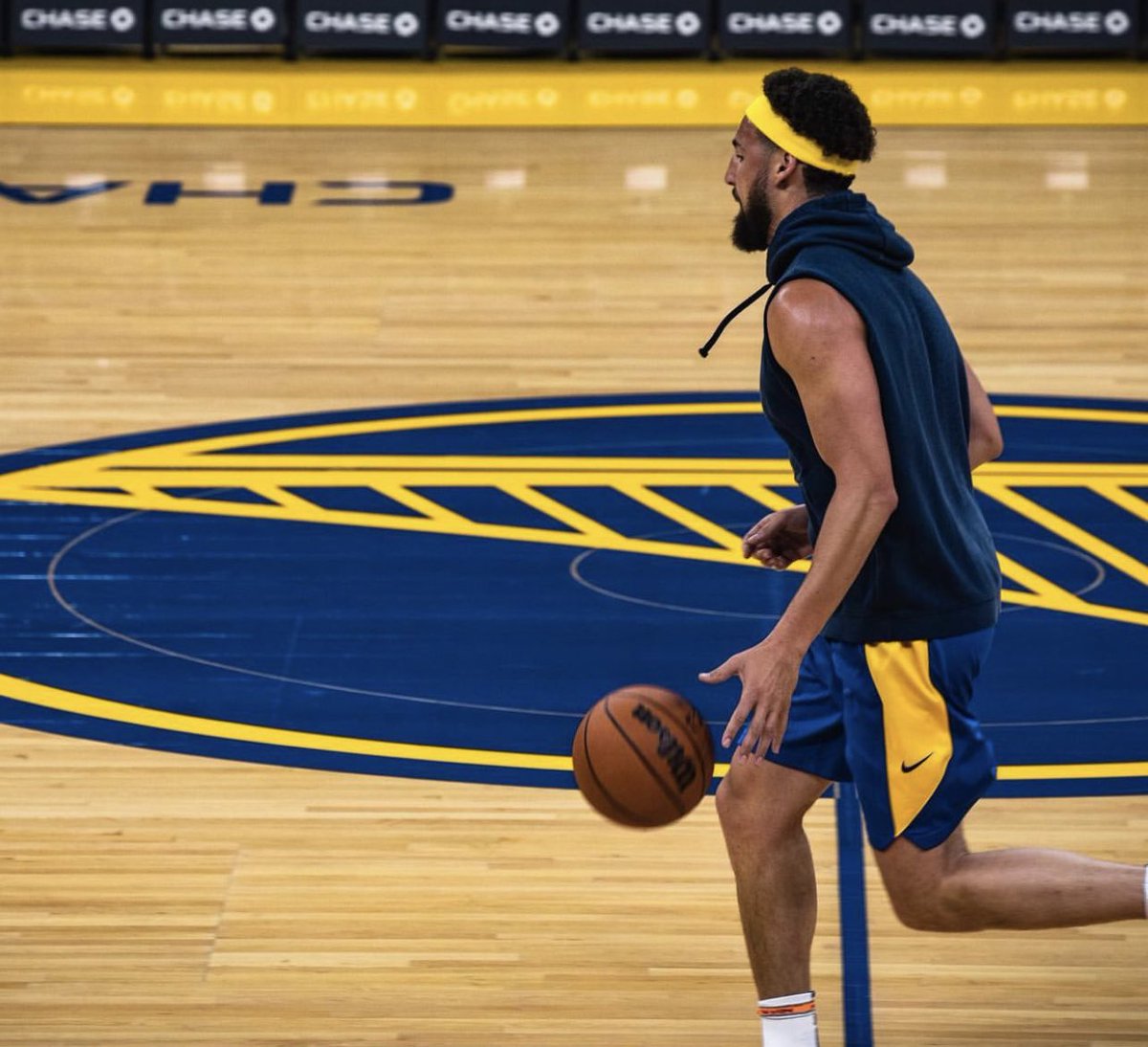 THYBULLENATION's tweet photo. headband klay 🥰 https://t.co/rMcH6xPiuj