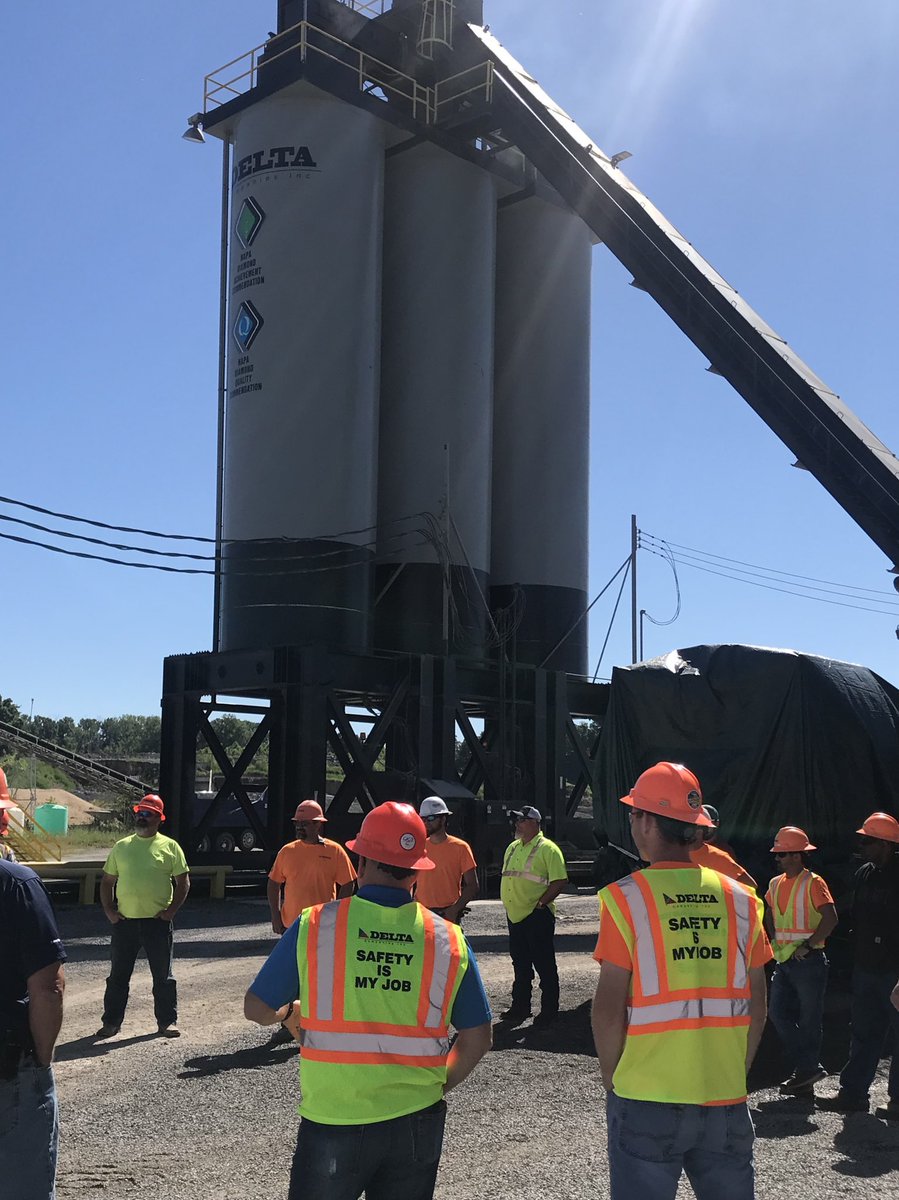 DeltaCompanies's tweet photo. #ColasSafetyWeek meeting with all employees at our HMA Plant in #CapeGirardeau. This week is focused on raising awareness of hazards in the workplace and solutions. It is also another opportunity for employees to raise concerns with managers.
#SafetyAttitude #SafetyCulture https://t.co/4zNe4XQSUT