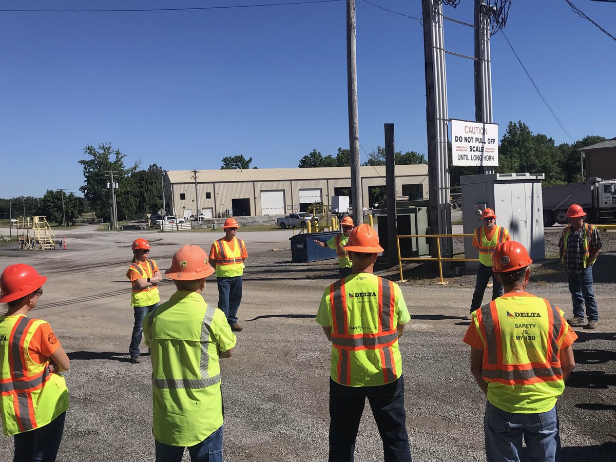 DeltaCompanies's tweet photo. #ColasSafetyWeek meeting with all employees at our HMA Plant in #CapeGirardeau. This week is focused on raising awareness of hazards in the workplace and solutions. It is also another opportunity for employees to raise concerns with managers.
#SafetyAttitude #SafetyCulture https://t.co/4zNe4XQSUT