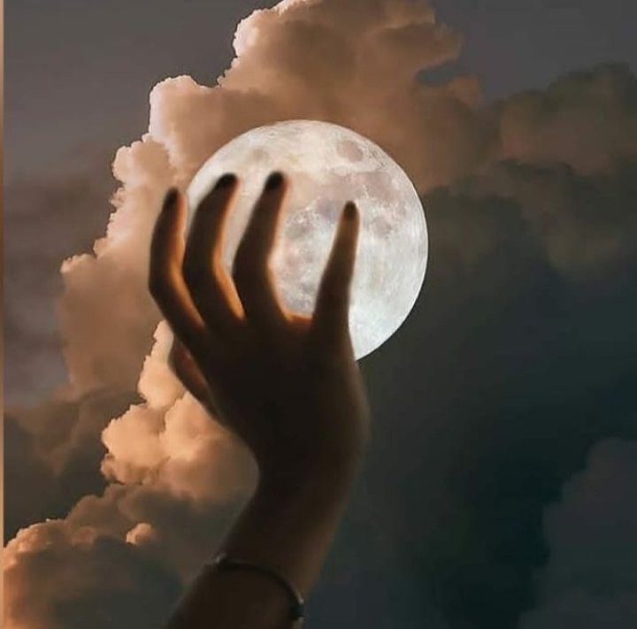 لو ظعتك بكف والقمر بكف لوجتك اجمل منه ،،،،من تعبيري 🤩