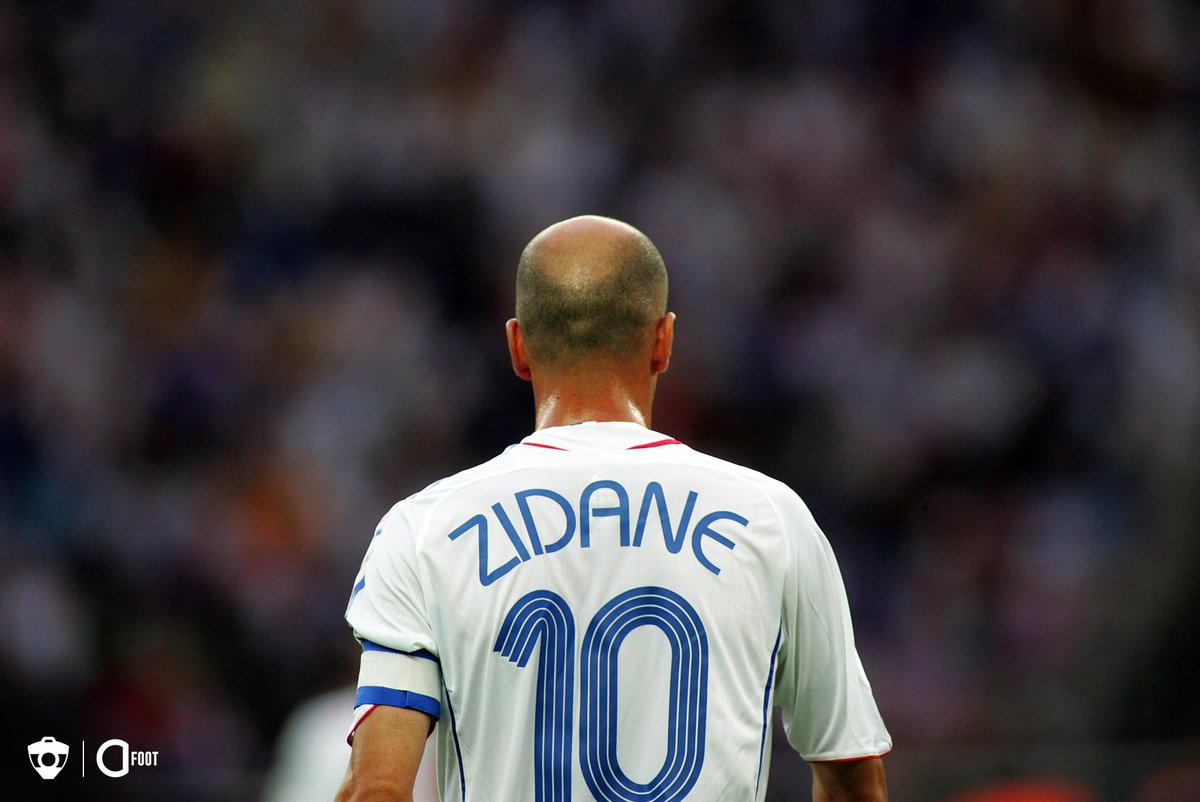 ActuFoot_'s tweet photo. Joyeux anniversaire à Zinédine Zidane qui fête aujourd’hui ses 49 ans ! 💫 https://t.co/uCj9Tl9Gbo