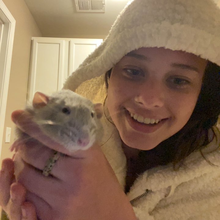 RatCamOfficial's tweet photo. RatCam Updates:

Carly poses with Otis whilst listening to XXXTENTACION. https://t.co/VsQGxzQxwn