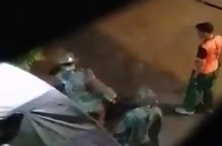 emeraldmay1209's tweet photo. At around 11 pm on June 22, Junta terrorists brutally beat and abducted a pedestrian in Bo San Tun Ward, #Dawbon Township, Yagon. The cause of his abduction is not yet known.
#June23Coup
#WhatsHappeningInMyanmar
#MilkTeaAlliance https://t.co/6RcSlj6aO8