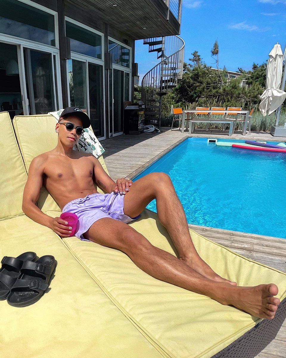 oh_anthonio's tweet photo. My biggest flex is that it can rain my entire beach weekend but I’d still come back tan! 🤣 At least the sun did come back out for a little bit this time! Swim trunks and printed shirt are from @Primark #iworkwithprimark #primania https://t.co/kPUNcoMmaq