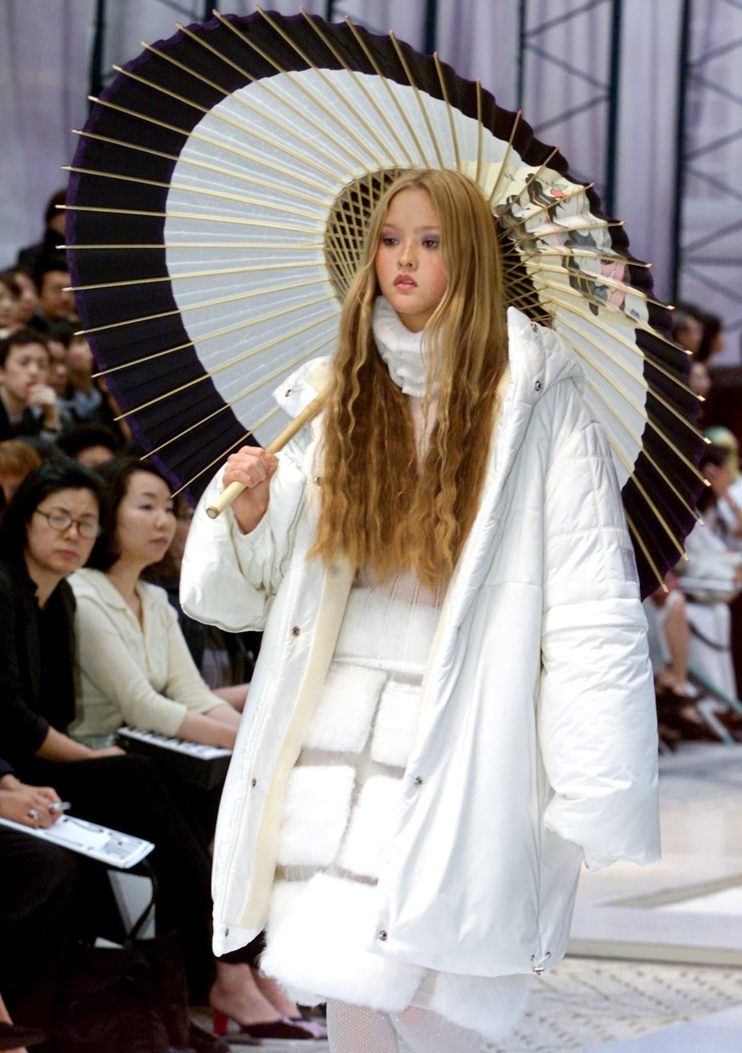 ⌘ on X: devon aoki at chanel 2000 fall rtw carrying a traditional japanese  umbrella  / X