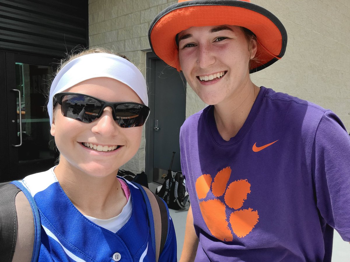 AliviaArtanis's tweet image. Fan girl Day 2! My team coach @hannahjo_hyatt and @clemsonsoftball slapper @cammy_pereira12!! ☺❤ And we were at the stadium working out today! #SoMuchFun #learningTons @StriveSoftball @SoftballConnect @IHartFastpitch @BBOS_Nation @ImpactRetweets @SAProfileCard @UNCOMMITTEDBSB