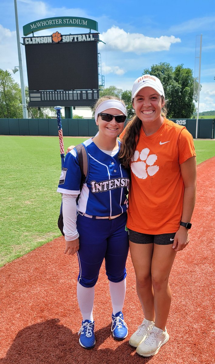AliviaArtanis's tweet image. Fan girl Day 2! My team coach @hannahjo_hyatt and @clemsonsoftball slapper @cammy_pereira12!! ☺❤ And we were at the stadium working out today! #SoMuchFun #learningTons @StriveSoftball @SoftballConnect @IHartFastpitch @BBOS_Nation @ImpactRetweets @SAProfileCard @UNCOMMITTEDBSB