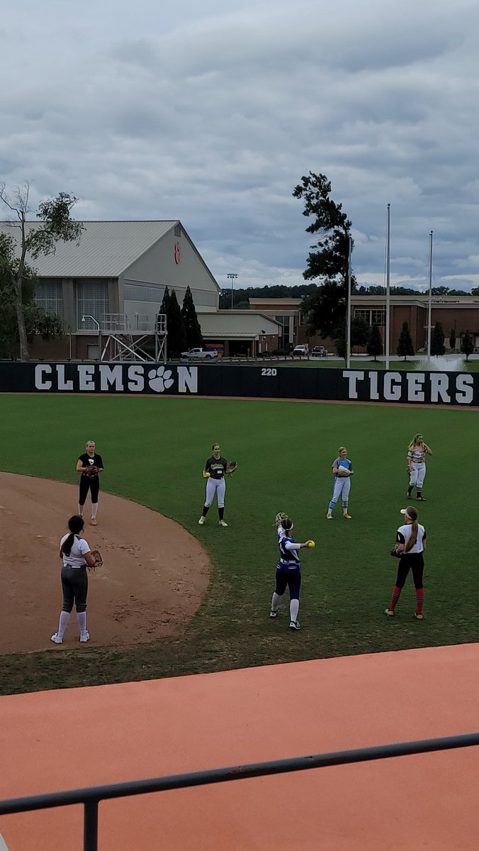 AliviaArtanis's tweet image. Fan girl Day 2! My team coach @hannahjo_hyatt and @clemsonsoftball slapper @cammy_pereira12!! ☺❤ And we were at the stadium working out today! #SoMuchFun #learningTons @StriveSoftball @SoftballConnect @IHartFastpitch @BBOS_Nation @ImpactRetweets @SAProfileCard @UNCOMMITTEDBSB