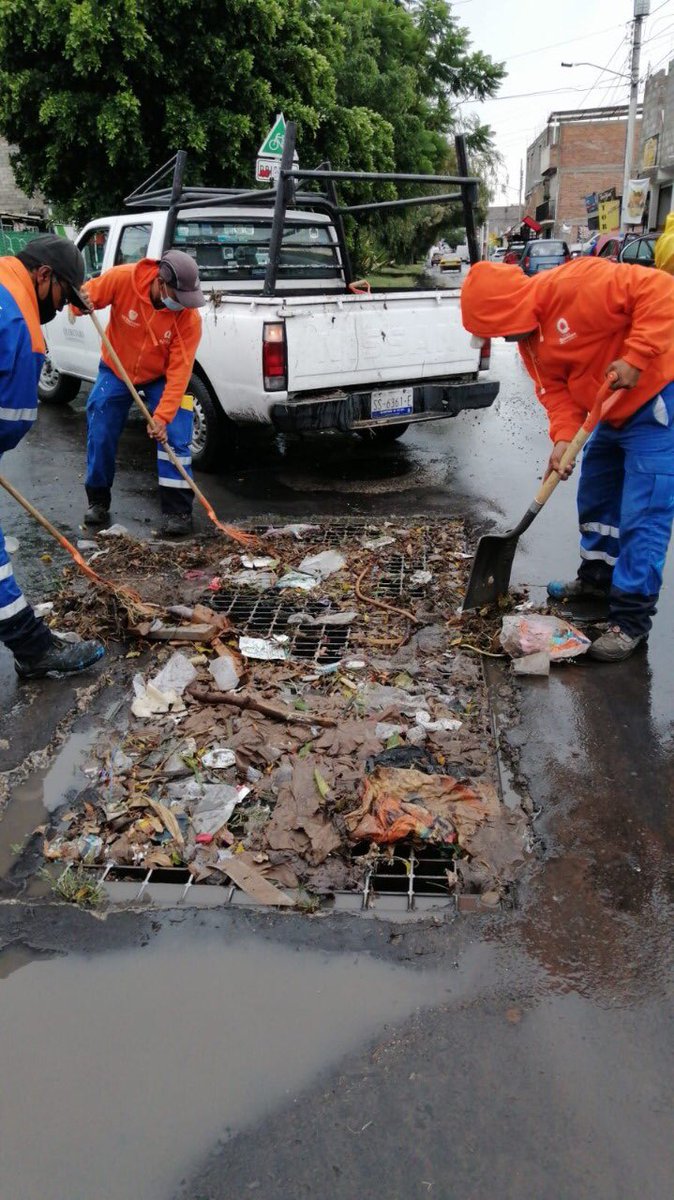 CmdteVulcano's tweet photo. Se pudieron haber ahorrado 112 elementos, 4 camiones de boleto, 2 retro excavadoras, 18 pipas y 4 grúas de servicios públicos municipales, si hubieran mantenido la ciudad limpia, pero ese “hubieran” no existe. Para los políticos hay otras prioridades #lluviaqro https://t.co/VHVIVmsWQ9