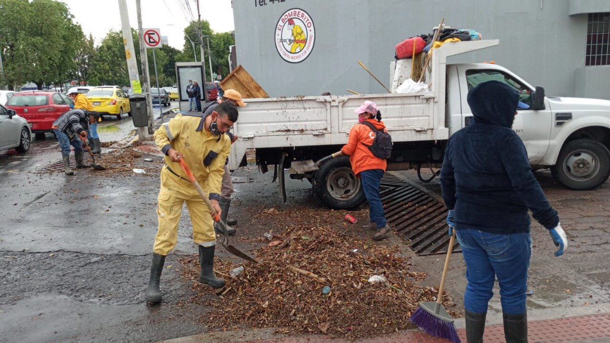 CmdteVulcano's tweet photo. Se pudieron haber ahorrado 112 elementos, 4 camiones de boleto, 2 retro excavadoras, 18 pipas y 4 grúas de servicios públicos municipales, si hubieran mantenido la ciudad limpia, pero ese “hubieran” no existe. Para los políticos hay otras prioridades #lluviaqro https://t.co/VHVIVmsWQ9