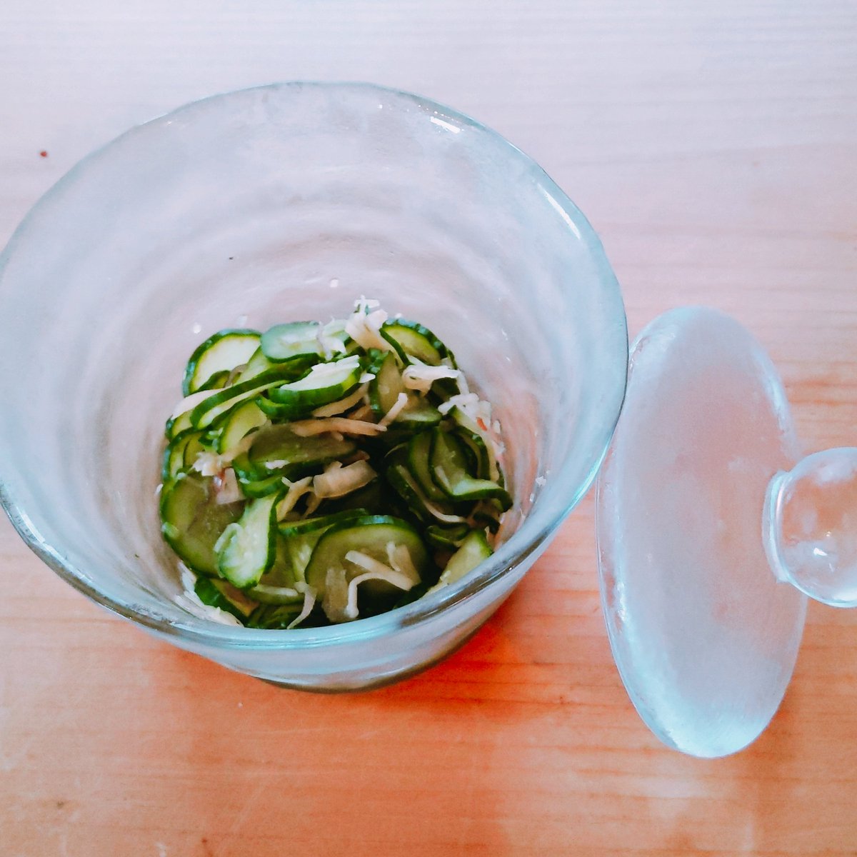 ぽのピー 無限きゅうり ロバート馬場の馬場チャンネルで見て作りました 子供の頃 庭にみょうがが自生していて これを食べたさに摘んではお母さんに頼んでいたという話が好き なんだか私も懐かしい味がする 器は以前憧れの人に頂いたお気に入りの