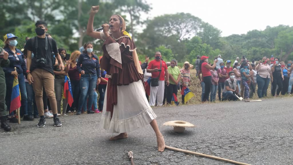 Con espíritu patriota y antiimperialista  hemos entregado hoy #22Jun La Antorcha Bolivariana y su fuego patrio a nuestros hermanos Cojedeños, junto a Margaud Godoy @MargaudGpsuv y nuestro pueblo llanero en el Municipio Anzoategui del estado Cojedes
#CaminoACarabobo