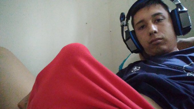 Hola necesito una flaca morena me urje una mujer https://t.co/xAmupncAe8