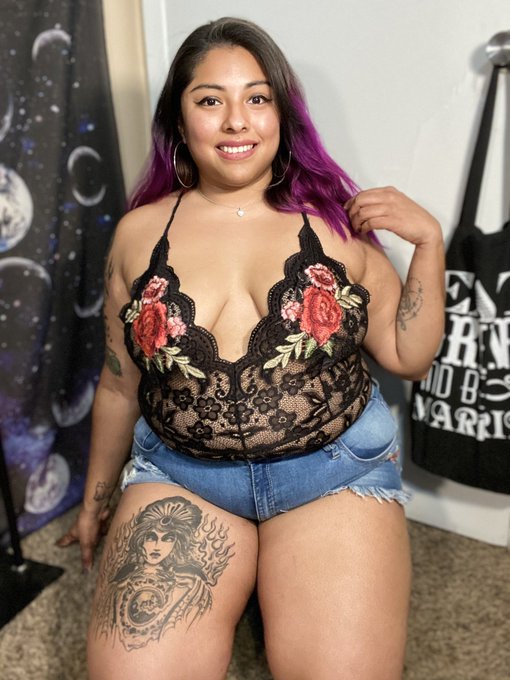 My thighs swallow these shorts 🥵 https://t.co/RYKyh4NnRU