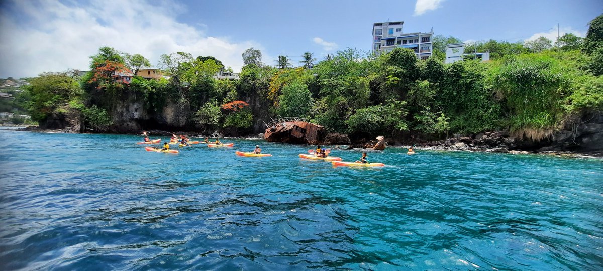 Marcel_PLACIDE's tweet photo. La classe de CM2 boucle en pleine mer le projet "Les pagaies de la réussite". Balade le long de la côte caraïbe entre la plage de Madiana à Schoelcher et le fond Bellemare à Case-Pilote. Persévérance, entraide et bonne humeur au programme. Merci Gladys et Lyvio ! @CircoFdF1 https://t.co/b690GsP2Zf